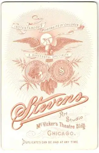 Fotografie Stevens, Chicago, Mc Vickers Theatre Bldg., Adler mit Banderole im Schnabel, Münzen