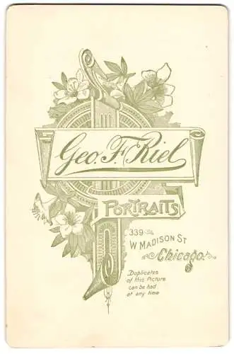 Fotografie Geo. F. Riel, Chicago, 339 W. Madison St., Anschrift des Ateliers mit floraler Verzierung
