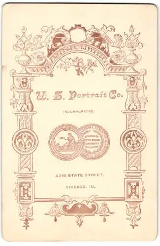 Fotografie U. S. Portrait Co., Chicago, 4315 State St., Anschrift des Ateliers in verzierten Dekorrahmen