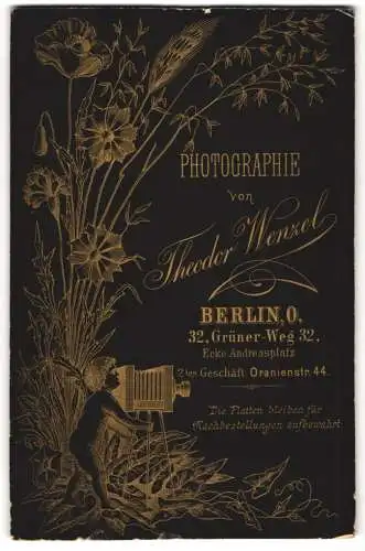 Fotografie Theodor Wenzel, Berlin, Grüner-Weg 32, kleines Kind mit Plattenkamera im hohen Gras