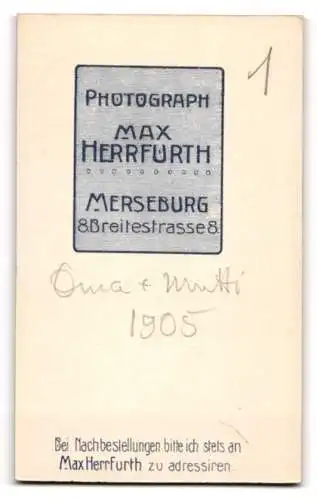 Fotografie Max Herrfurth, Merseburg, junge Mutter präsentiert ihr Kind im Kleidchen