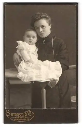 Fotografie Samson & Co., Barmen, Werherstr. 13, Junge Mutter im dunklen Kleid mit ihrem Kind im weissen Kleid Mutterglück