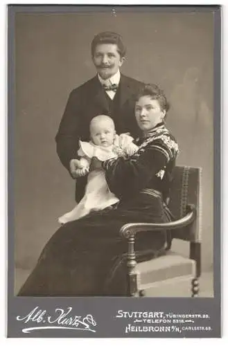 Fotografie Alb. Kurz, Stuttgart, junge Eltern mit Ihrer Tochter auf dem Schoss, Mutterglück