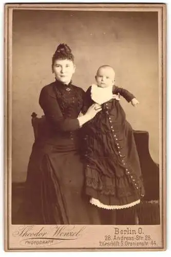 Fotografie Theodor Wenzel, Berlin, Mutter im dunklen Kleid präsentiert ihr Kind im langen Kleid, Mutterglück
