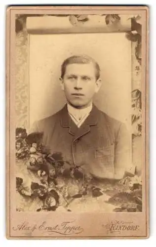 Fotografie Alex & ernst Tepper, Rixdorf, junger Mann im Anzug, im Passepartout
