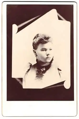 Fotografie unbekannter Fotograf und Ort, hübsche junge Frau im Kleid mit Brosche, im Passepartout