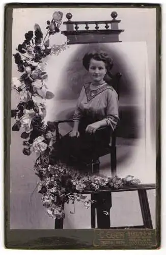 Fotografie C. Euen, Berlin, junge Dame in heller Bluse und dunklem Rock, als Passepartout auf Staffelei