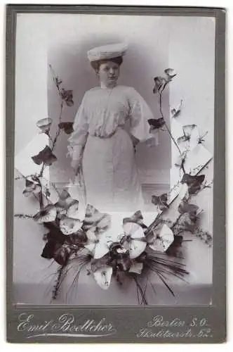 Fotografie Emil Boettcher, Berlin, junge Dame im weissen Kleid mit Hut, Passepartout mit Blättern