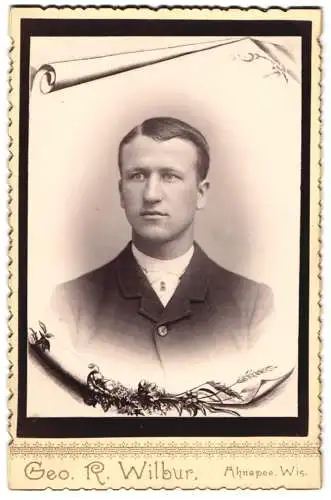Fotografie Geo. R. Wilbur, Ahnapee / Wis., junger Amerikaner im karierten Anzug, im Passepartout