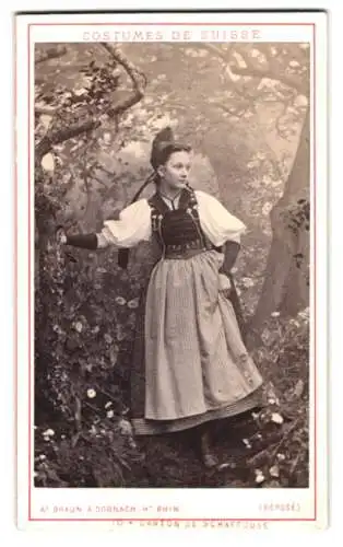 Fotografie Ad. Braun, Dornach, junge Schweizerin in Tracht aus Canton de Schaffouse, Costumes de Suisse