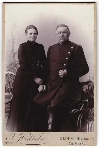 Fotografie J. Harländer, Oldesloe, ältere Eisenbahner in Uniform nebst seiner Frau