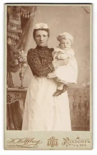 Fotografie H. Wolffberg, Rixdorf, junge Amme mit ihrem Schützling im Arm, Kindermädchen