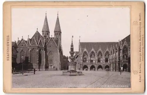 Fotografie Albert Bartels, Braunschweig, Ansicht Braunschweig, Platz mit Brunnen und Altenhaus, Rathaus