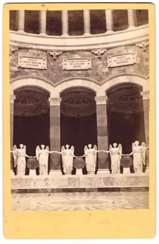 Fotografie unbekannter Fotograf, Ansicht Kelheim, Innenansicht der Befreiungshalle mit Statuen