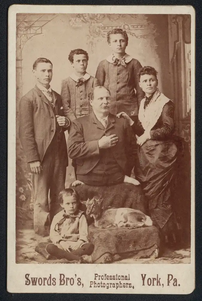 Fotografie Swords Bro`s, York / PA., Verwachsener Mann mit Dysmelie / Amelie nebst Familie und Ziege, Medizin 0