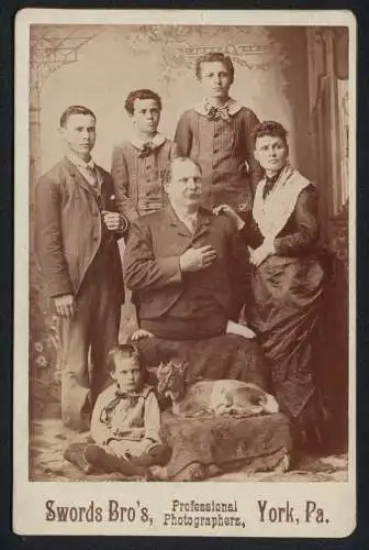 Fotografie Swords Bro`s, York / PA., Verwachsener Mann mit Dysmelie / Amelie nebst Familie und Ziege, Medizin