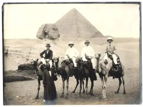 Fotografie unbekannter Fotograf, Ansicht Giseh / Ägypten, Globetrotter & Einheimischer Führer, Sphinx & Cheops-Pyramide