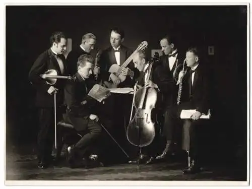 Fotografie Hermann Brühlmeyer, Baden bei Wien, Alfred Ronndorf Gitarren-Virtuose beim Spiel mit Musiker Kollegen