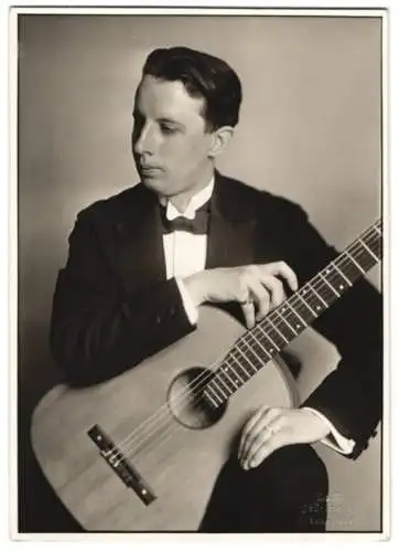 Fotografie Hermann Brühlmeyer, Baden bei Wien, Portrait Gitarrist Alfred Rondorf