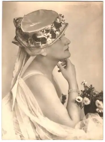 Fotografie Hermann Brühlmeyer, Baden bei Wien, Portrait Schauspielerin im Bühnenkostüm