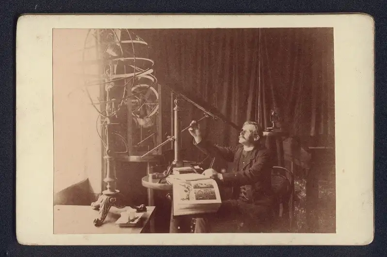 Fotografie Fr. Schütz, Ansicht Rostock, Astronom mit Teleskop und Mondatlas im Phys. Institut Rostock 1890 0