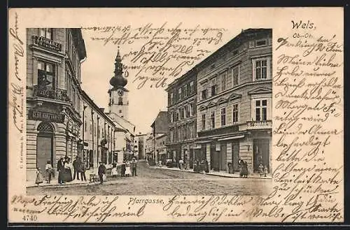 AK Wels /Ob.-Oe., Pfarrgasse, Strassenpartie mit Kirchturm und Geschäft Gebr. Kurzthaler