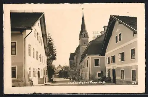 AK Taufkirchen a. d. Pram, Strassenpartie mit Kirche