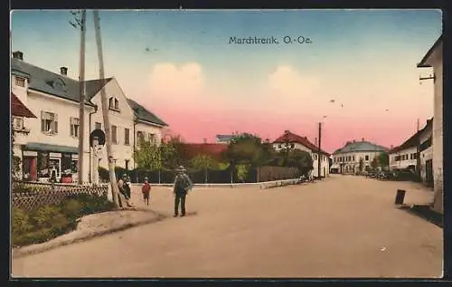AK Marchtrenk /O.-Oe., Strassenpartie mit Abzweig und Geschäftshaus