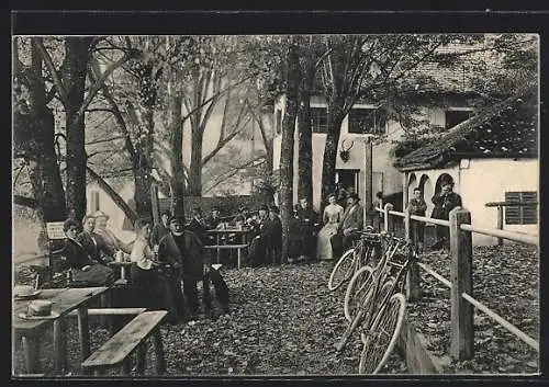 AK Fischlham, Gasthaus Märzenkeller, Gartenansicht mit Gästen, Fahrräder
