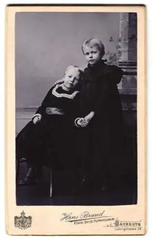 Fotografie Hans Brand, Bayreuth, Ludwigstr. 26, Otto u. Trautel Berger als Kleinkinder in schwarzen Kleidern