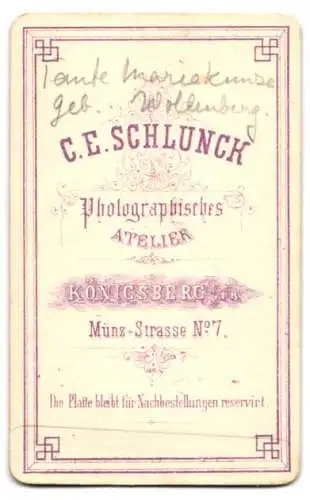 Fotografie C. E. Schlunck, Königsberg, Münz-Str. 7, Tante Marie Kunze als junges Mädchen im hellen Kleid mit Brosche