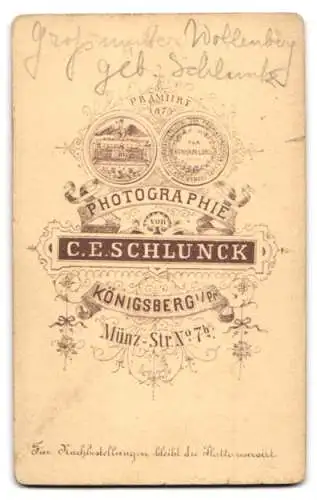 Fotografie C. E. Schlunck, Königsberg, Münz-Str. 7, Grossmutter Wollenberg als junge Dame im schwarzen taillierten Kleid