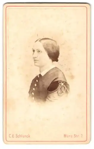Fotografie C. E. Schlunck, Königsberg, Münz-Str. 7, Profil von Pauline Wollenberg im dunklen Kleid mit weissem Kragen