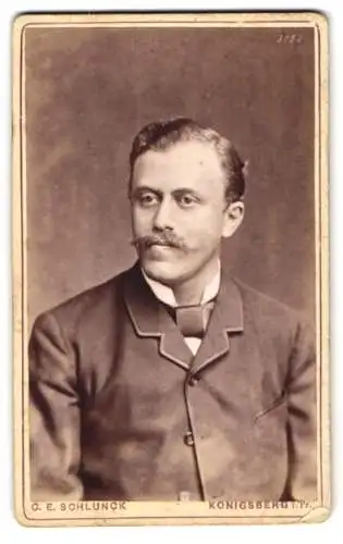 Fotografie C. E. Schlunck, Königsberg, Münz-Str. 7, Onkel Gustav Wollenberg im schwarzen Anzug mit breiter Fliege