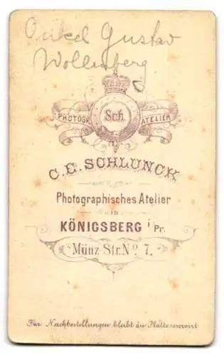Fotografie C. E. Schlunck, Königsberg, Münz-Str. 7, Onkel Gustav Wollenberg im schwarzen Anzug mit breiter Fliege