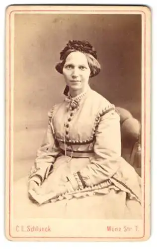 Fotografie C. E. Schlunck, Königsberg, Münz-Str. 7, Pauline Wollenberg als junge Frau im hellen Kleid mit Rüschen