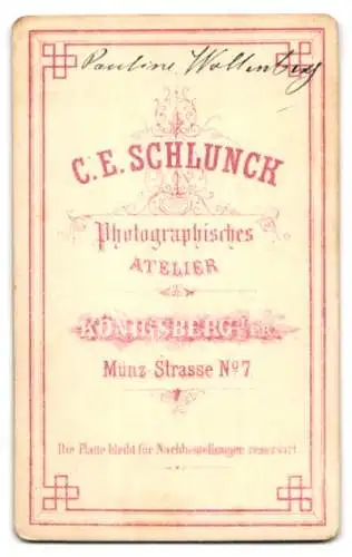 Fotografie C. E. Schlunck, Königsberg, Münz-Str. 7, Pauline Wollenberg als junge Frau im hellen Kleid mit Rüschen