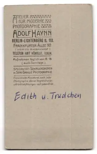 Fotografie Adolf Haynn, Berlin-Lichtenberg, Frankfurter Allee 92, Edith u. Trudchen in hellen Kleidern mit weisser Spitze