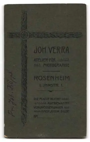 Fotografie Joh. Verra, Rosenheim, Innstr. 1, Fr. Joh. Köppl im schwarzen Kleid mit runzelnder Stirn