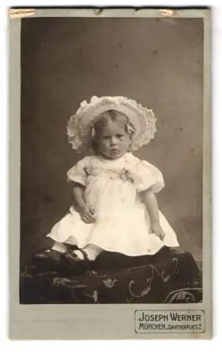Fotografie Joseph Werner, München, Isarthorplatz 2, Hanni Schweinhuber als kleines Mädchen im weissen Kleid mit Hut