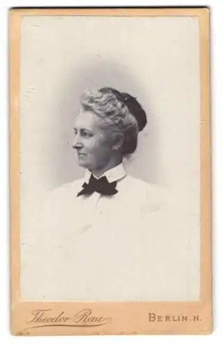Fotografie Theodor Rau, Berlin, Fransecki-Str. 13, Profil von Martha Wohlfahrt in weisser Bluse mit schwarzer Schleife