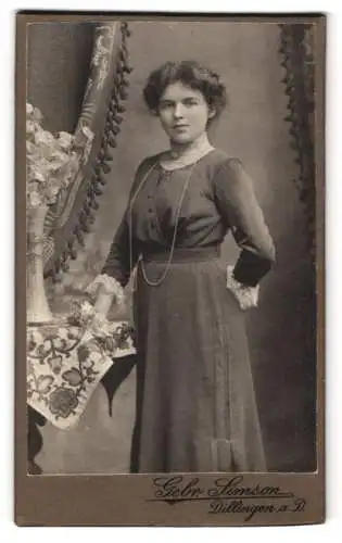 Fotografie Gebr. Simson, Dillingen, Donaustr. 39, Schöne Dame Marie im dunklen taillierten Kleid mit Spitze