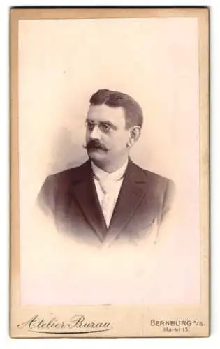 Fotografie Atelier Burau, Bernburg, Markt 15, Gustav Fisenberg im schwarzen Anzug mit Zwicker und Schnurrbart