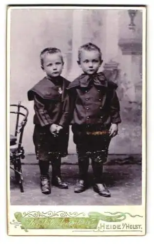 Fotografie Albert Gudenrath, Heide, Norder Str. 4, Fritz u. Uwe Thomsen als kleine Jungs in schwarzer Kleidung