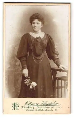 Fotografie Ottmar Heydecker, Hamburg, Steinstr. 147, Clara Köpke im schwarzen Kleid mit weissem Rosenzweig