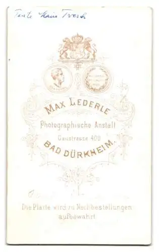 Fotografie Max Lederle, Bad Dürkheim, Gaustr. 400, Tante Marie Tresch beugt sich im Kleid über einen Tisch