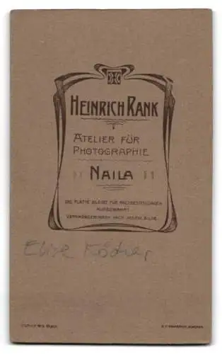 Fotografie Heinrich Rank, Naila, Junge Elise Köcher im hellen Kleid mit dunklem Muster und Blumenkette