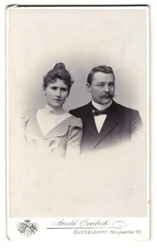 Fotografie Arnold Overbeck, Düsseldorf, Königsallee 43, Ernst Steinhabe und im schwarzen Anzug nebst seiner Frau