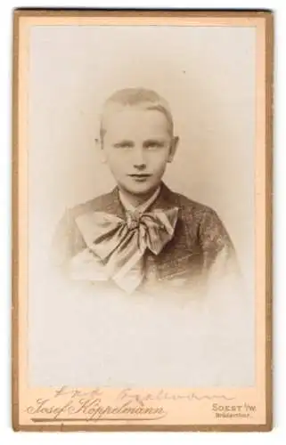 Fotografie Josef Köppelmann, Soest, Brüderthor, Kleiner Junge Leo Kielmann im Anzug mit grosser Zierschleife