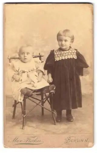 Fotografie Max Fischer, Berlin, Invalidenstr. 164, Hänschen im weissen Kleid neben seinem Bruder im schwarzen Kleid